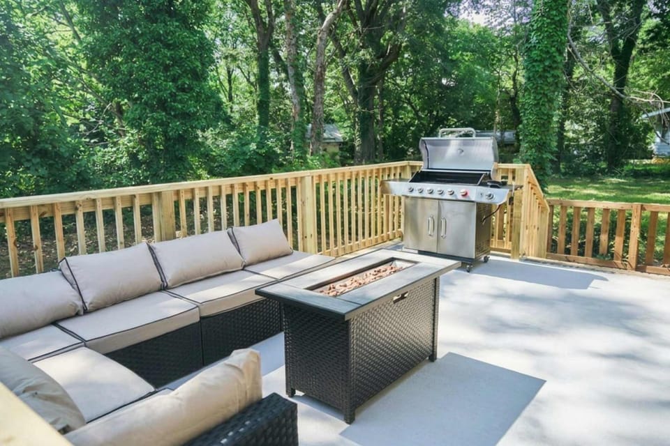 Patio, Day, BBQ facilities, Seating area