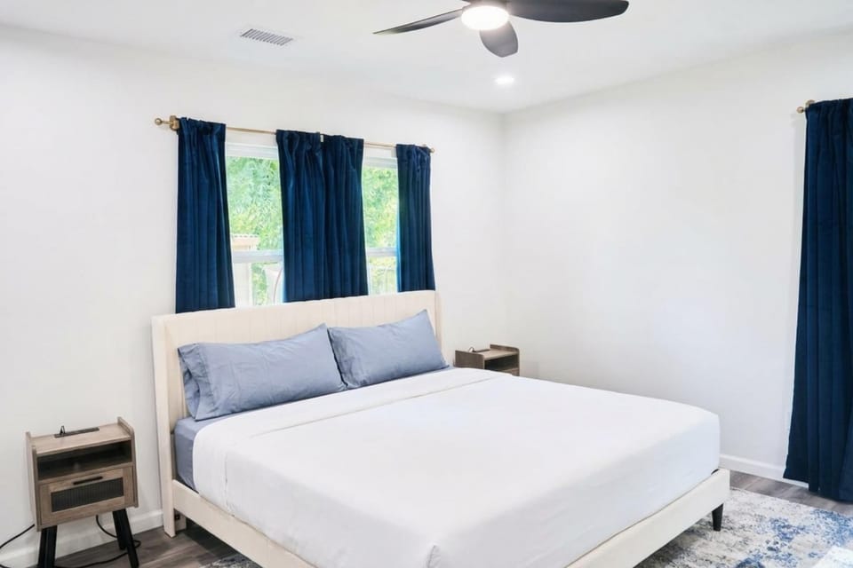 Central Atlanta Stay, King Bed, Desk & Fire Pit House in Atlanta
