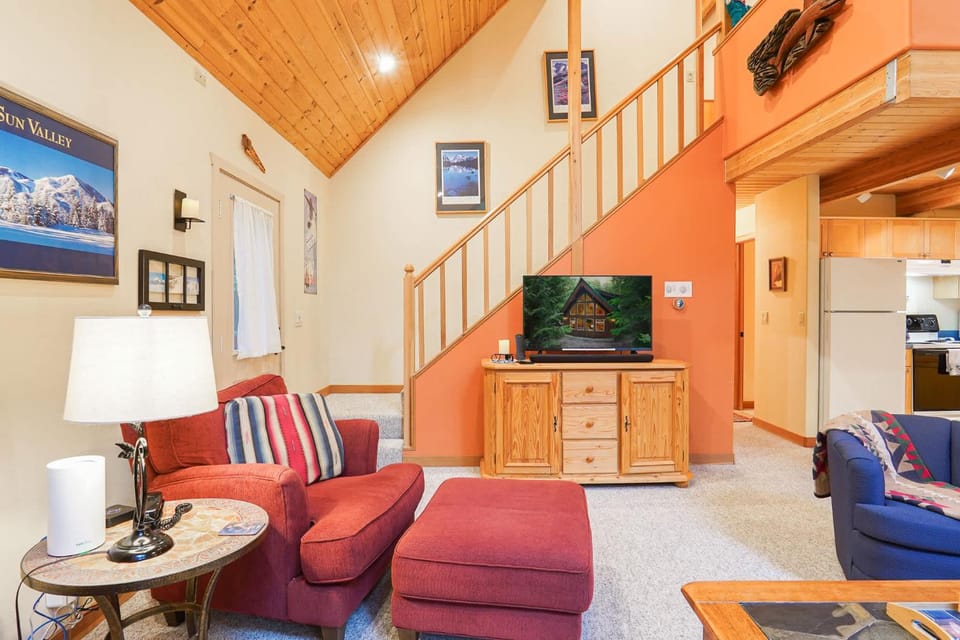 Nostalgic Mt Baker Cabin with King Bed in Snowline Cabin in Glacier