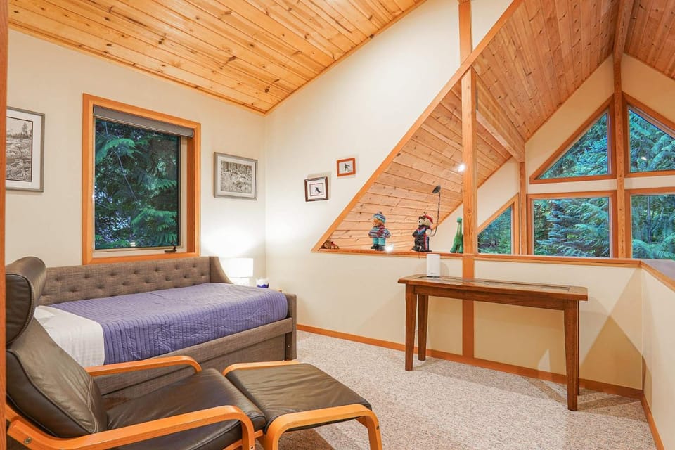 Nostalgic Mt Baker Cabin with King Bed in Snowline Cabin in Glacier