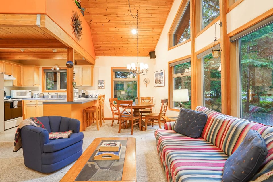 Nostalgic Mt Baker Cabin with King Bed in Snowline Cabin in Glacier