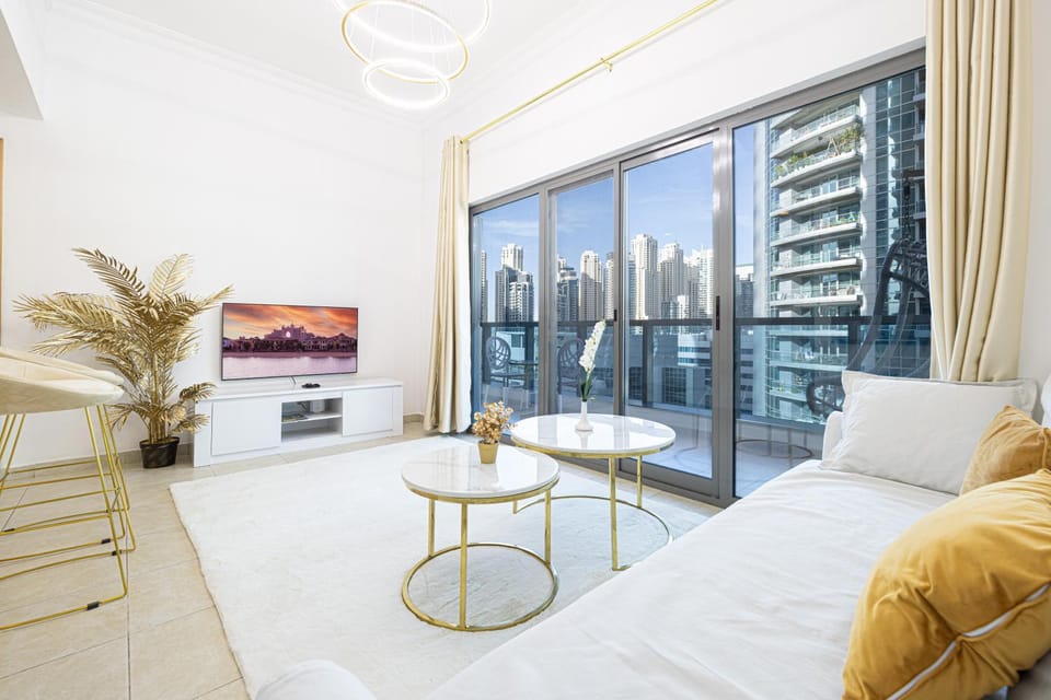 Luxury 1BR Panoramic Balcony and Full Marina View Apartment in Dubai