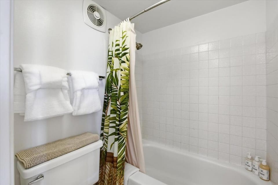 Royal Kahana 801- 2 bedroom oceanfront condo, AC, view, amenities Apartment in Napili-Honokowai