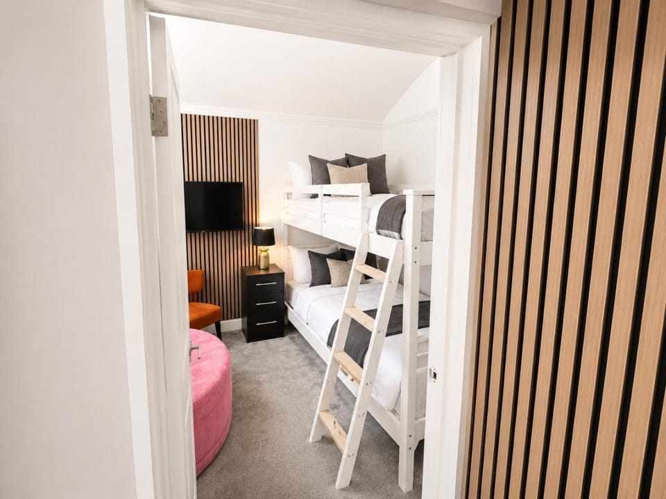 Communal lounge/ TV room, Bed, TV and multimedia, Photo of the whole room, Dining area, Evening entertainment, Bedroom, bunk bed