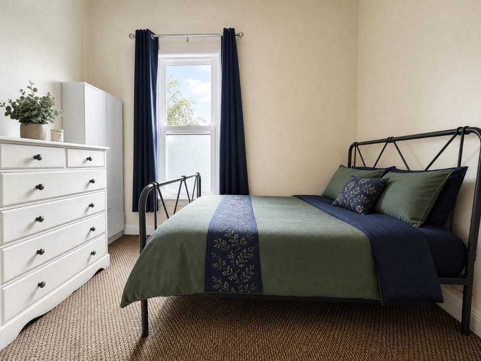 Private Room on Tates Avenue in Central Belfast Bed and Breakfast in Belfast