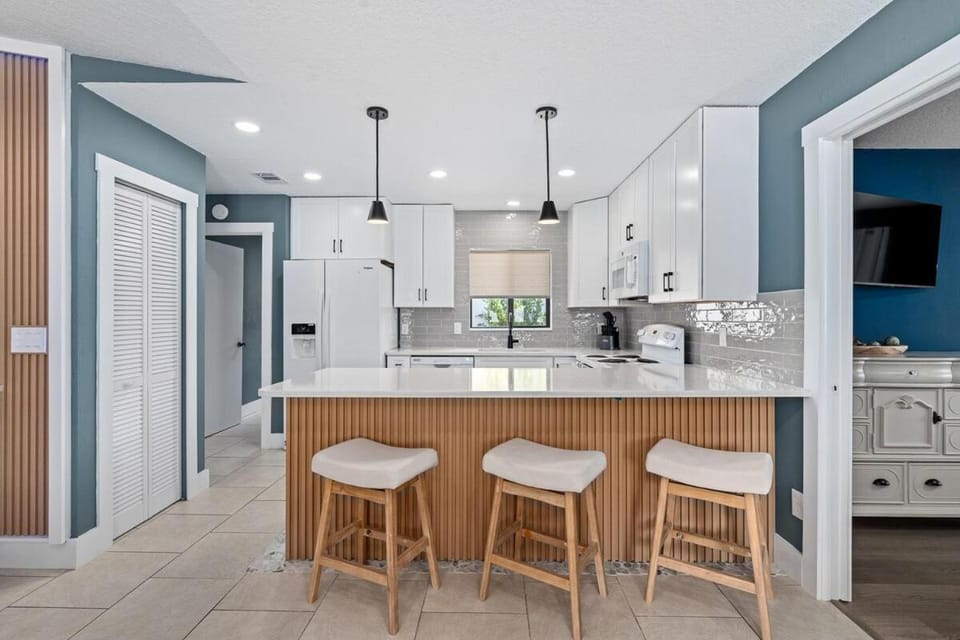 Kitchen or kitchenette, dishwasher, oven