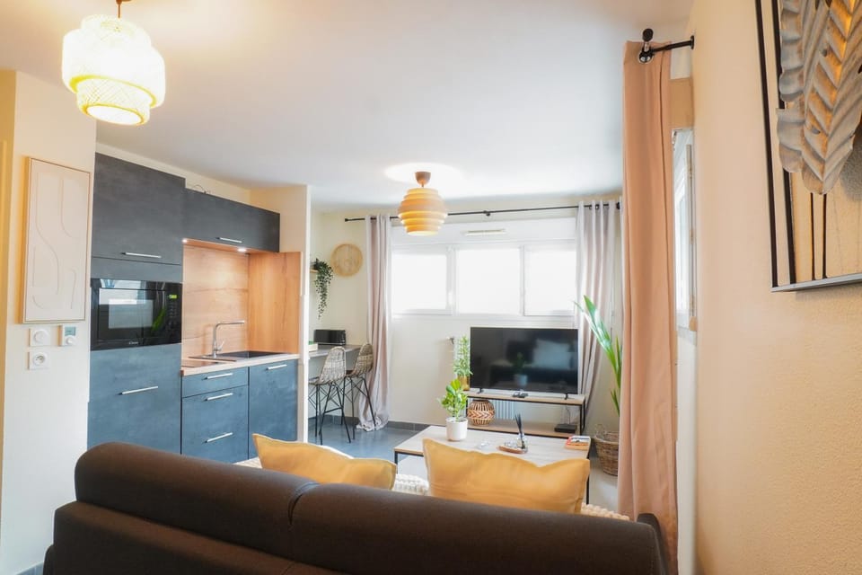 TV and multimedia, Kitchen or kitchenette, Living room, Seating area, Dining area, Evening entertainment