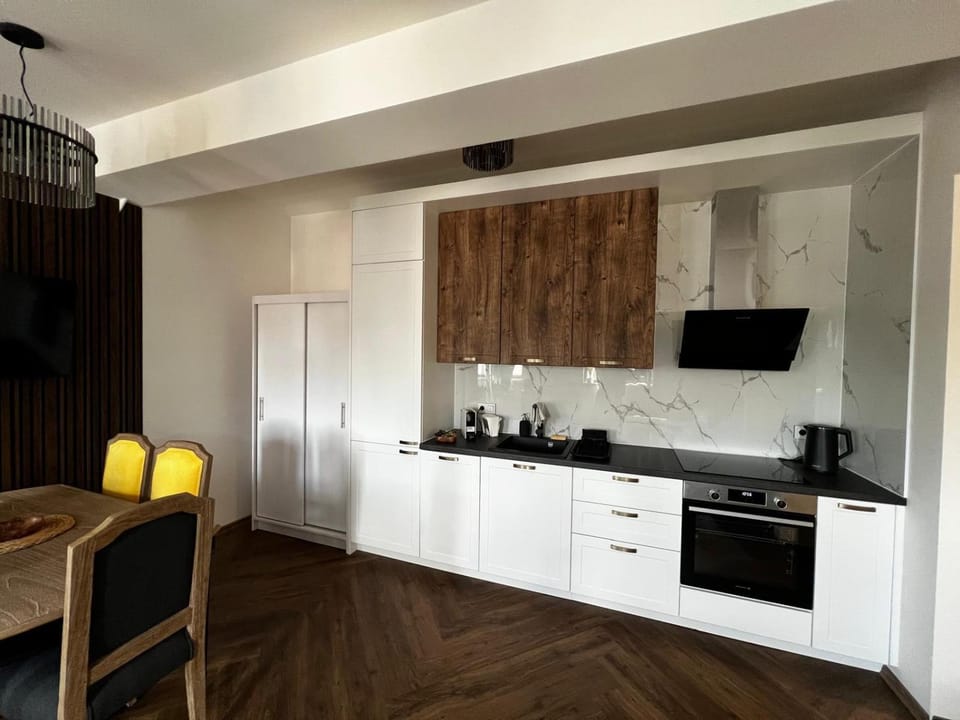 Luxusní apartmán 2kk, výhled do dvora, 10 min pláž Apartment in Horní Planá