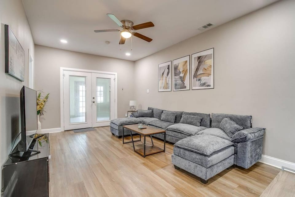 Spacious Dallas Home + Guest House Sleeps 21 House in Dallas