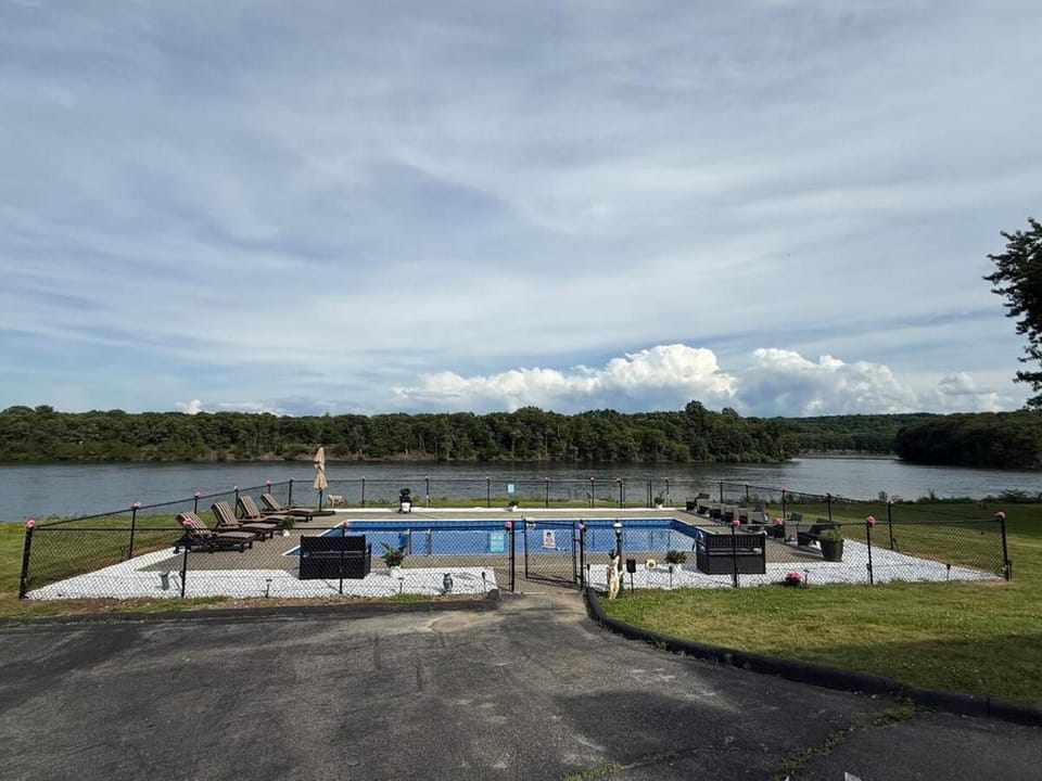 Saratoga County Waterfront Estate, Heated Pool, Sauna Villa in Saratoga