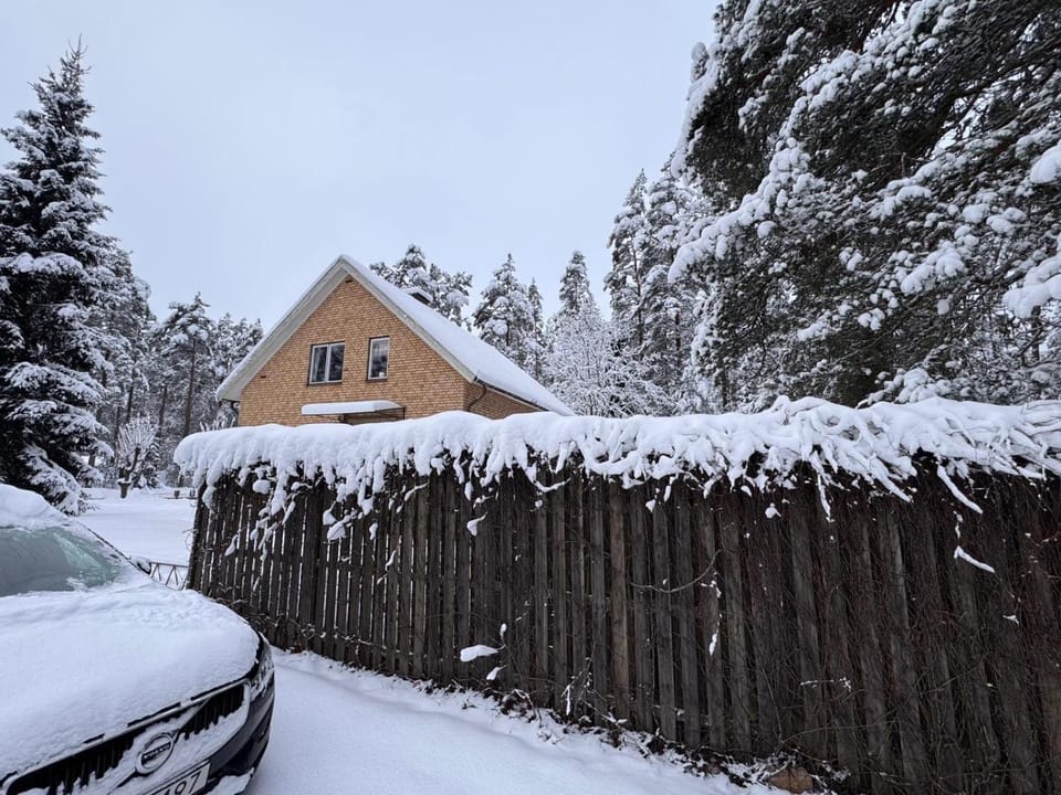Swedish Villa 3bedroom 2living room &Traditional Timber Cabin Near Lakes and hiking 8 sovplatser Cabin in Västra Götaland County