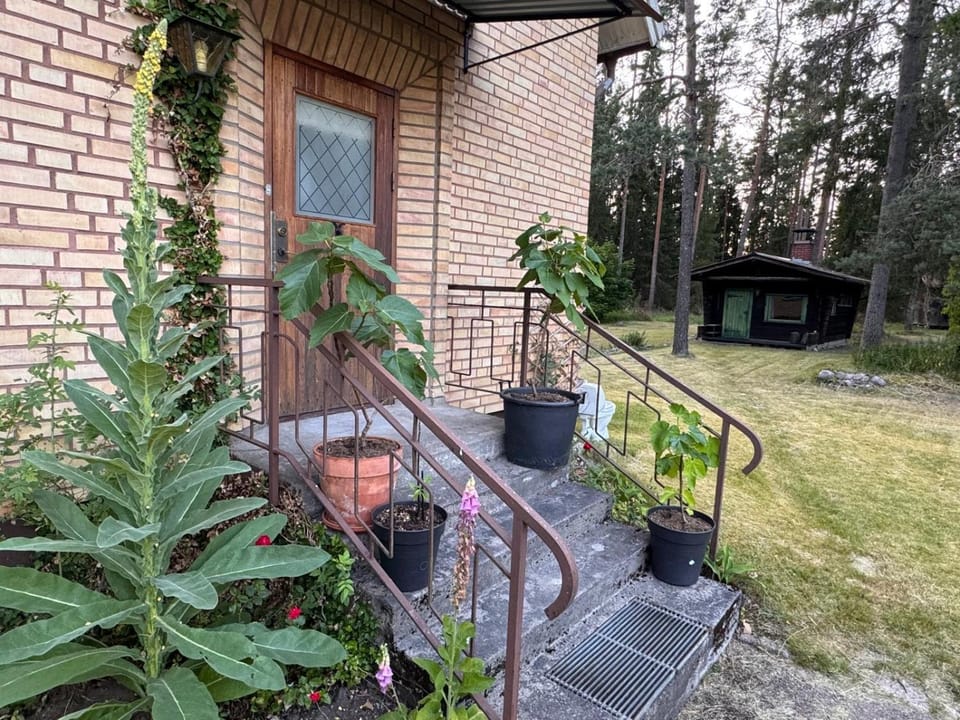 Swedish Villa 3bedroom 2living room &Traditional Timber Cabin Near Lakes and hiking 8 sovplatser Cabin in Västra Götaland County