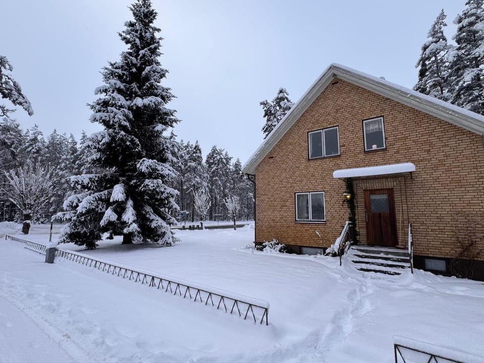 Swedish Villa 3bedroom 2living room &Traditional Timber Cabin Near Lakes and hiking 8 sovplatser Cabin in Västra Götaland County