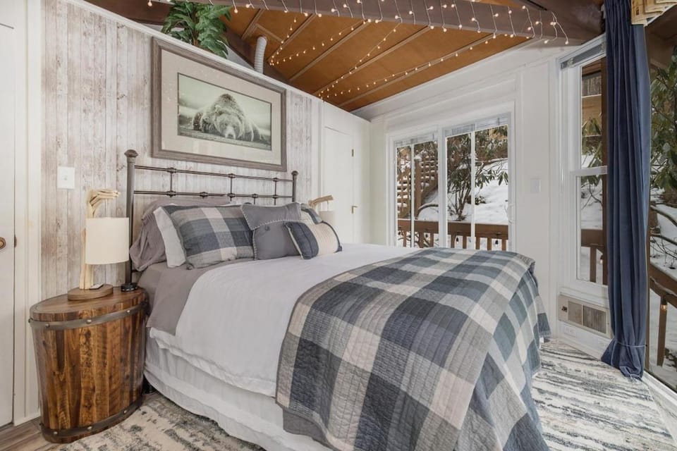 Cool Tree House with Hot tub FREE EV charging House in Beech Mountain