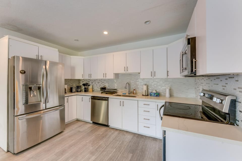 3 Mi to Hollywood Beach! Canal-Front Haven w/ Dock House in Hollywood