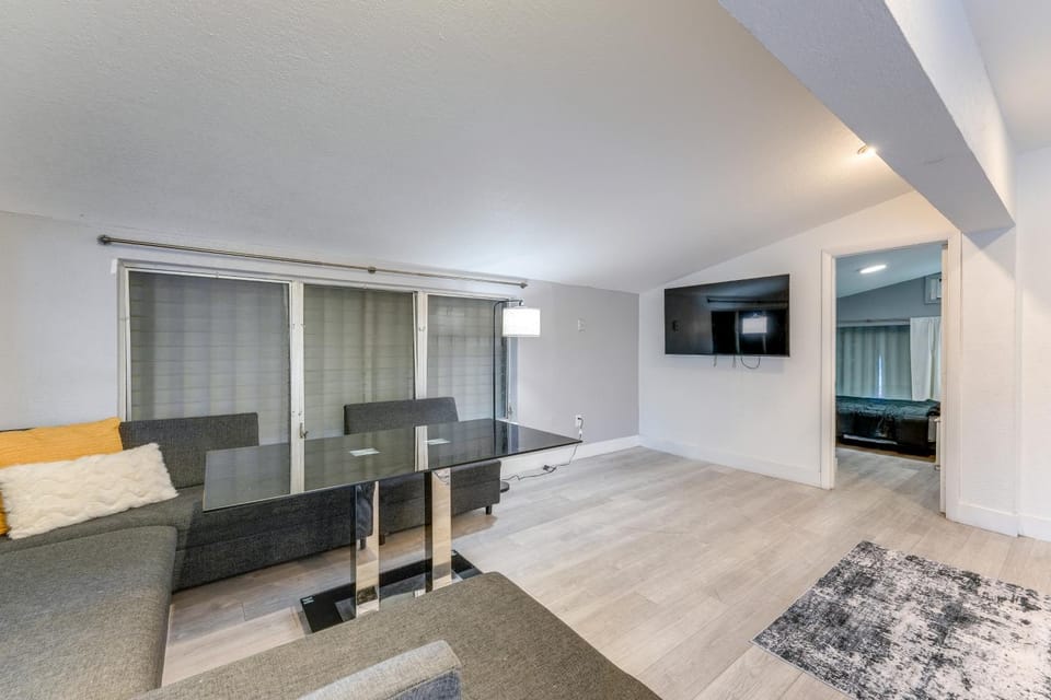 3 Mi to Hollywood Beach! Canal-Front Haven w/ Dock House in Hollywood