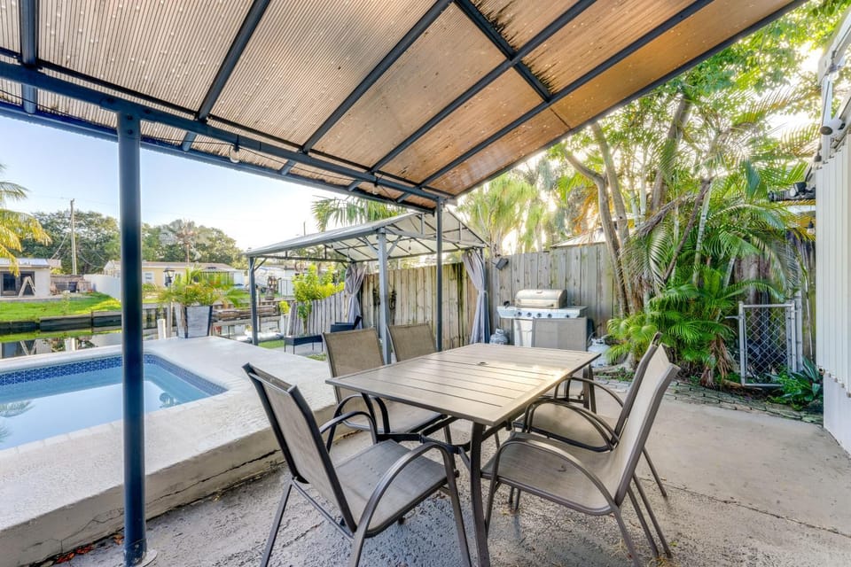 3 Mi to Hollywood Beach! Canal-Front Haven w/ Dock House in Hollywood