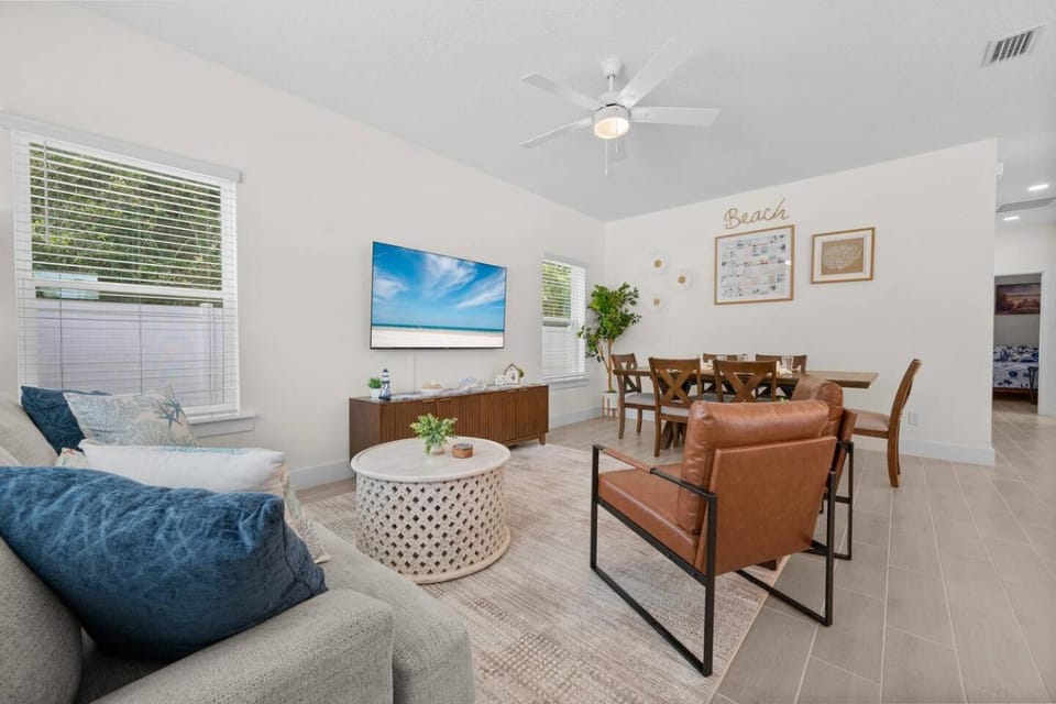 TV and multimedia, Living room, Seating area, Dining area
