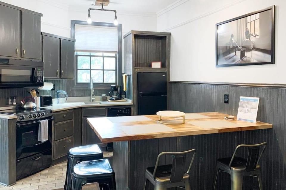 Charming Savannah Townhouse Walk to Forsyth Park Downtown House in Savannah