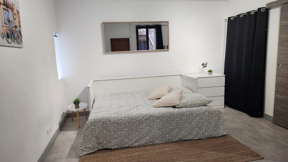 Photo of the whole room, Bedroom