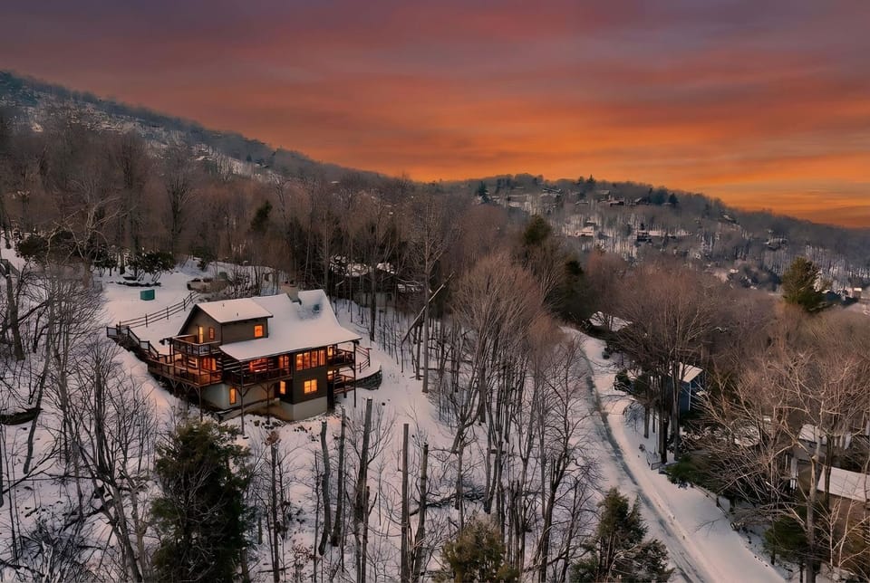Scenic 4-BR Chalet with Hot Tub Chalet in Beech Mountain