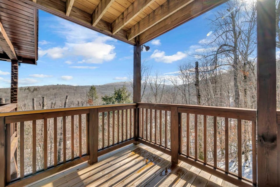 Scenic 4-BR Chalet with Hot Tub Chalet in Beech Mountain