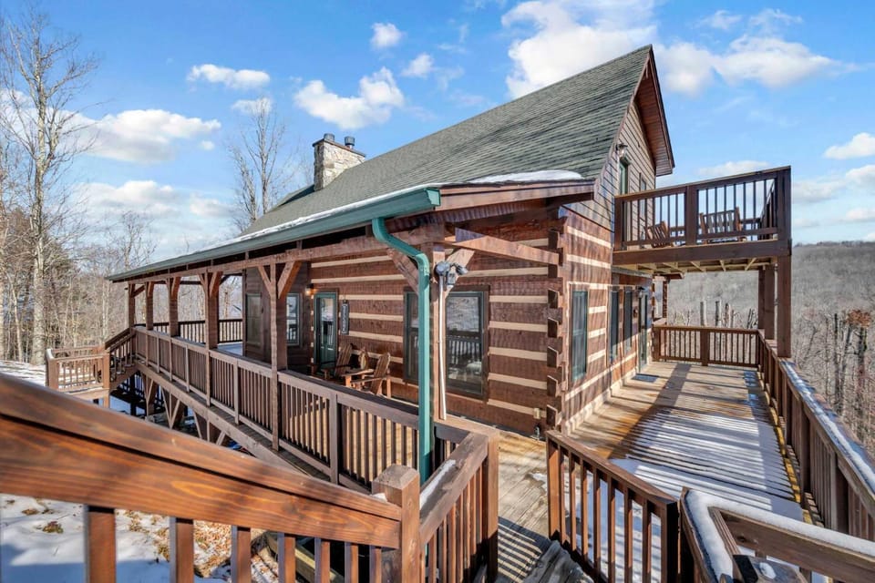 Scenic 4-BR Chalet with Hot Tub Chalet in Beech Mountain