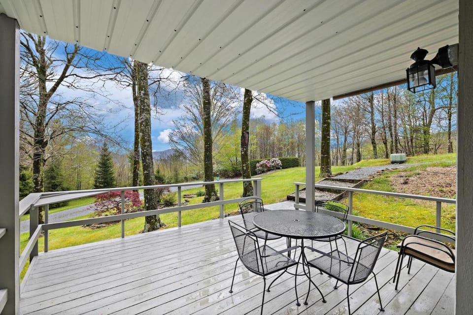 Hiking Trails King Bed View Recently Renovated House in Sugar Mountain