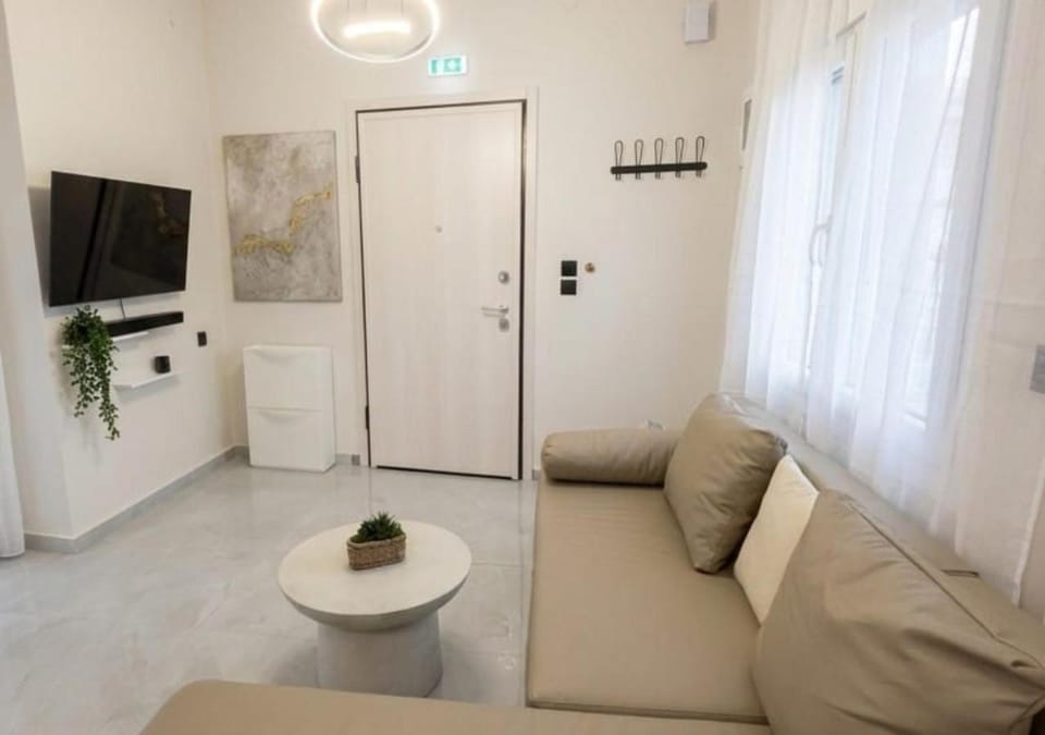 Facade/entrance, TV and multimedia, Living room, Seating area
