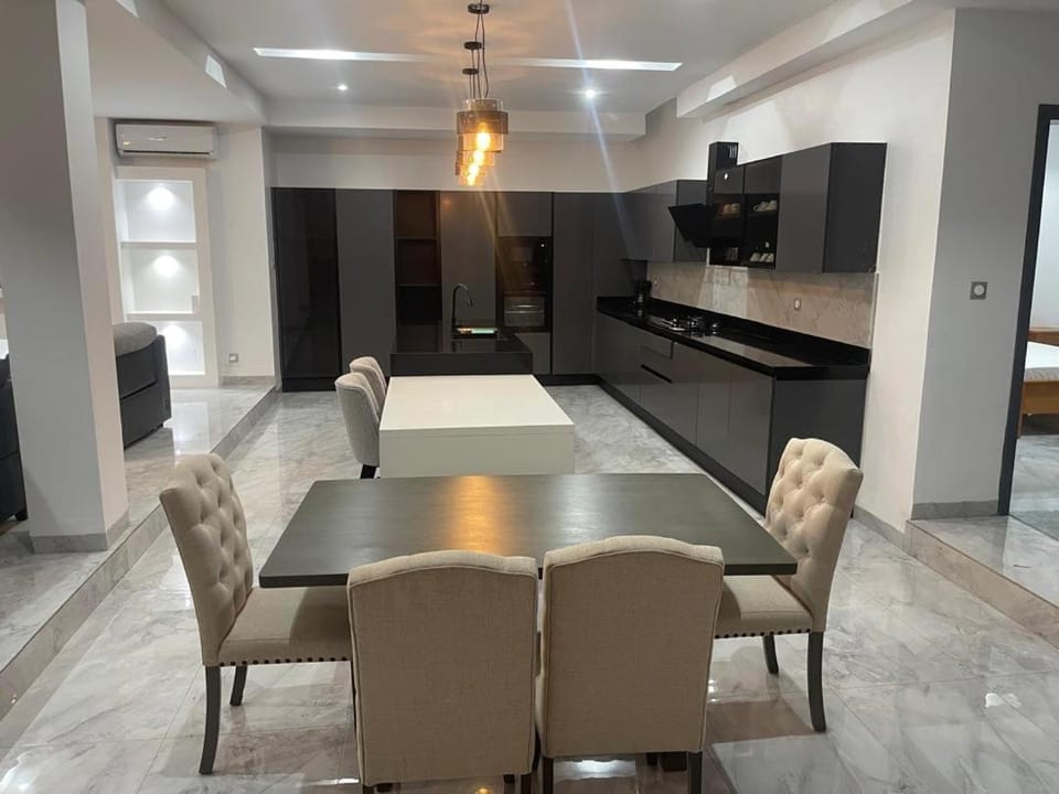 Kitchen or kitchenette, Dining area