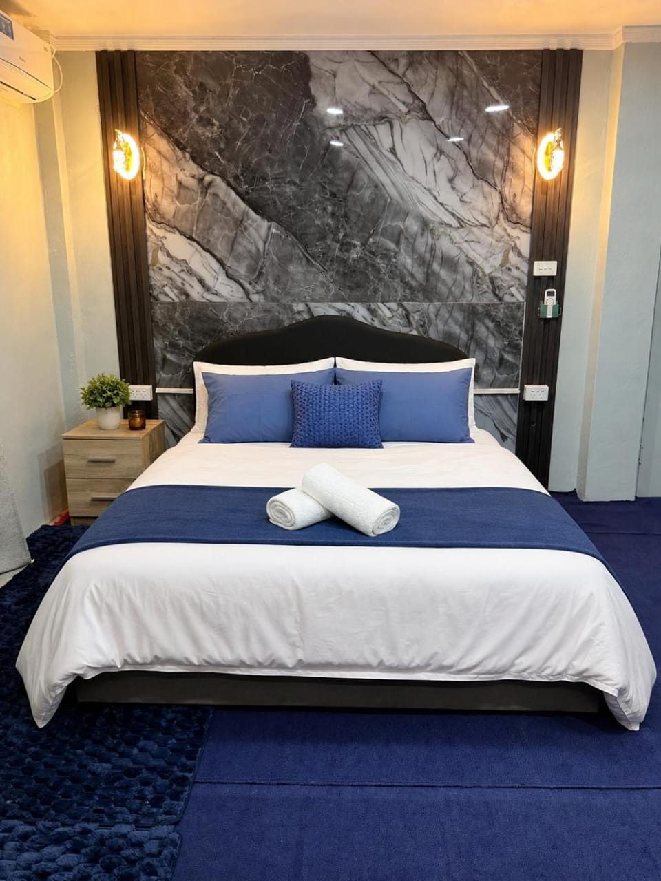 Bed, Bedroom, towels