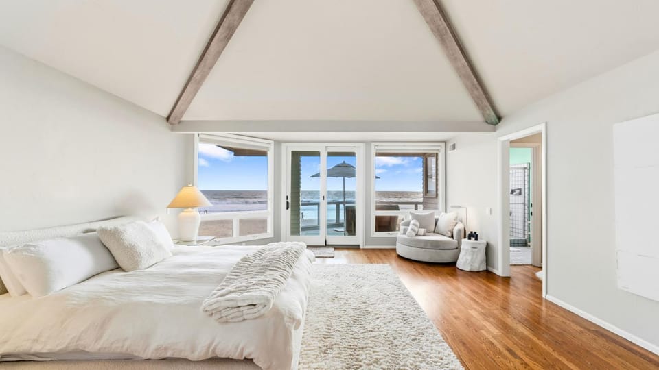 The Oceanfront Whiteout House in Del Mar