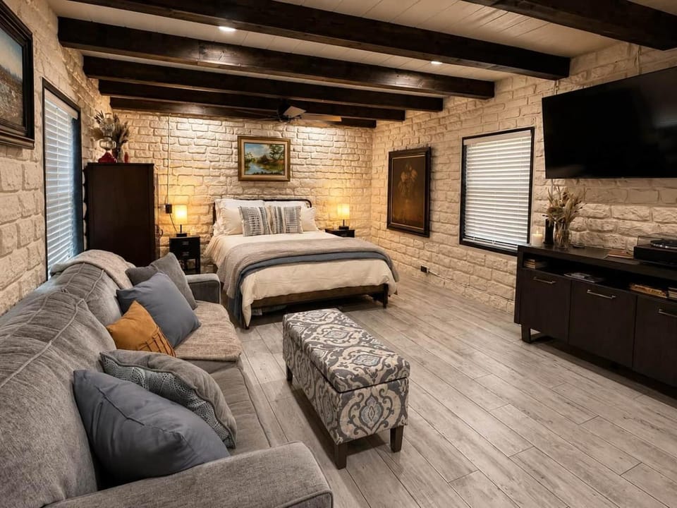 The Mockingbird Cabin - Hill Country Getaway Cabin in Wimberley