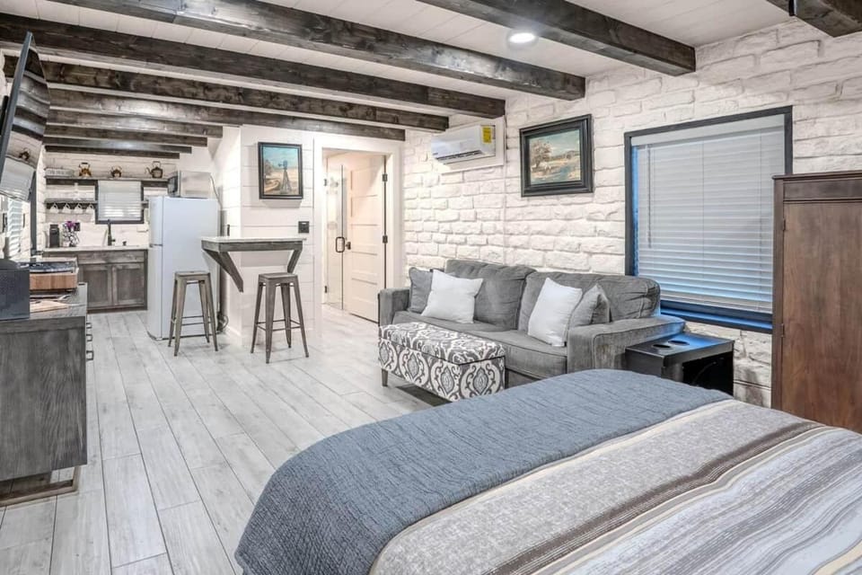 The Mockingbird Cabin - Hill Country Getaway Cabin in Wimberley