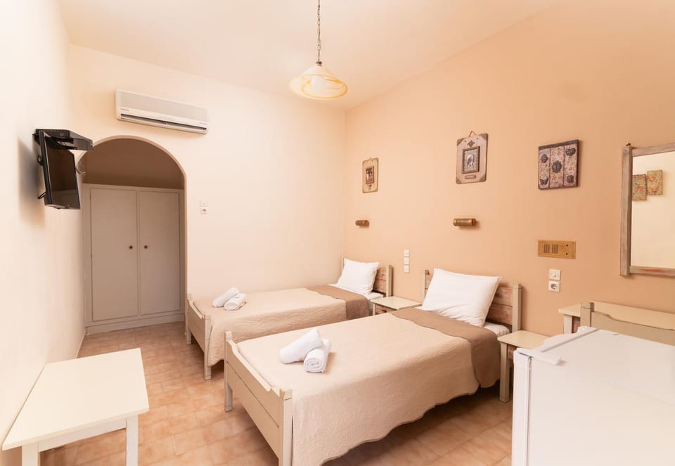 Bed, TV and multimedia, Bedroom, towels, air conditioner