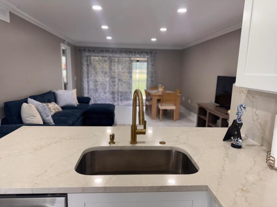 Short drive to Honeymoon Island with Heated Pool Apartment in Oldsmar