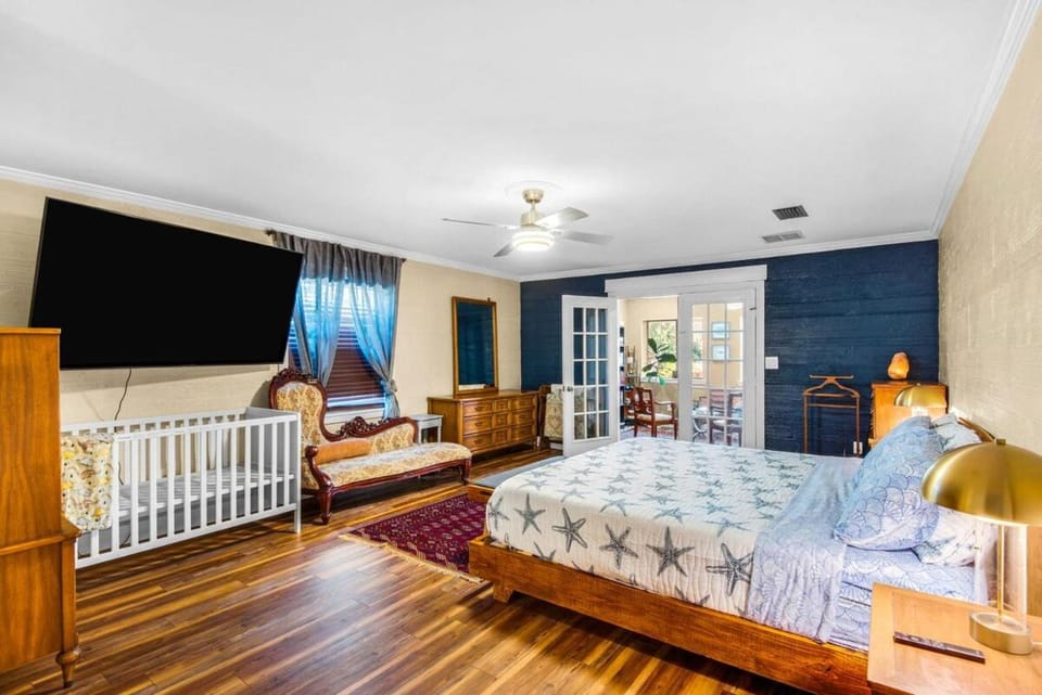 Roomy 5BR Home with backyard Retreat Overbrook 2 Apartment in Wright