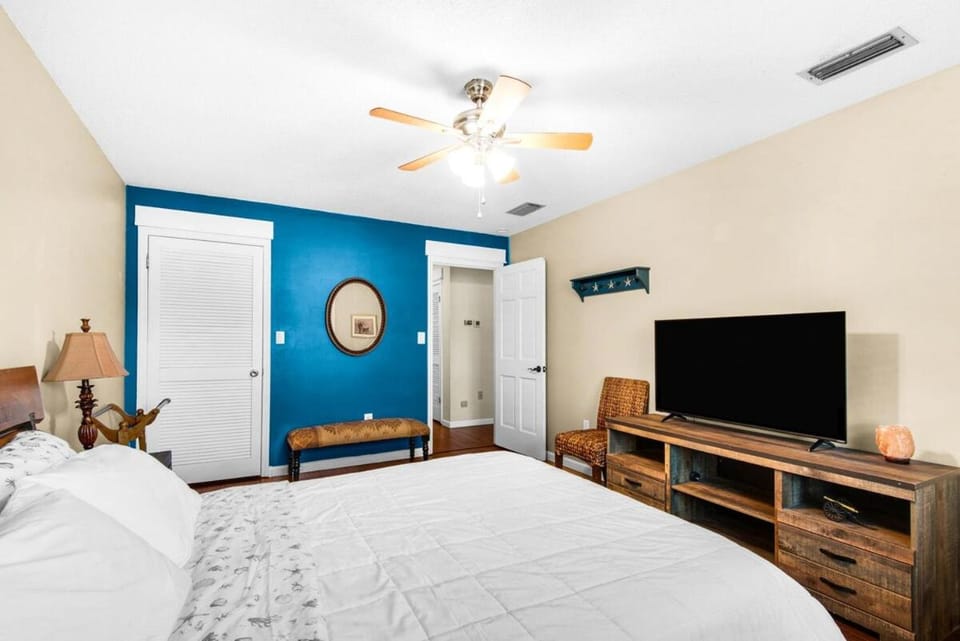 Roomy 5BR Home with backyard Retreat Overbrook 2 Apartment in Wright