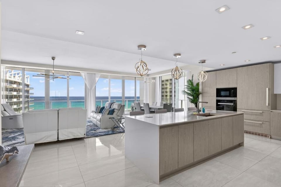 2500 SF Luxury 2BR Condo with Stunning Views House in Riviera Beach