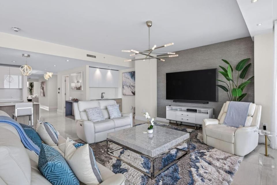 2500 SF Luxury 2BR Condo with Stunning Views House in Riviera Beach