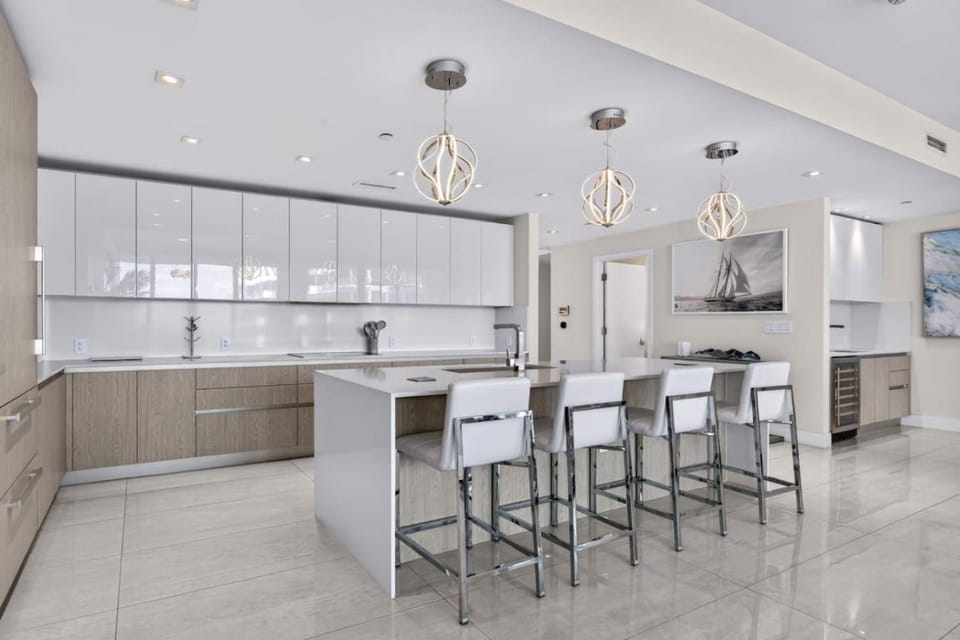 2500 SF Luxury 2BR Condo with Stunning Views House in Riviera Beach