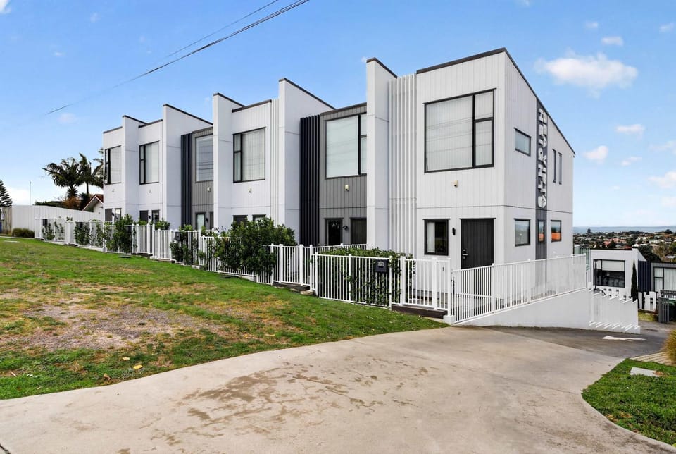 Sunny 3BR Retreat Browns Bay Beach Zodiak Stays House in Auckland