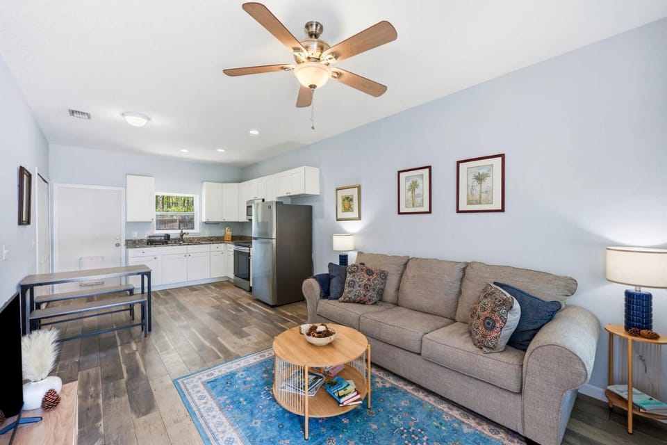 Among the Palms Cottage and Close to downtown House in Florida