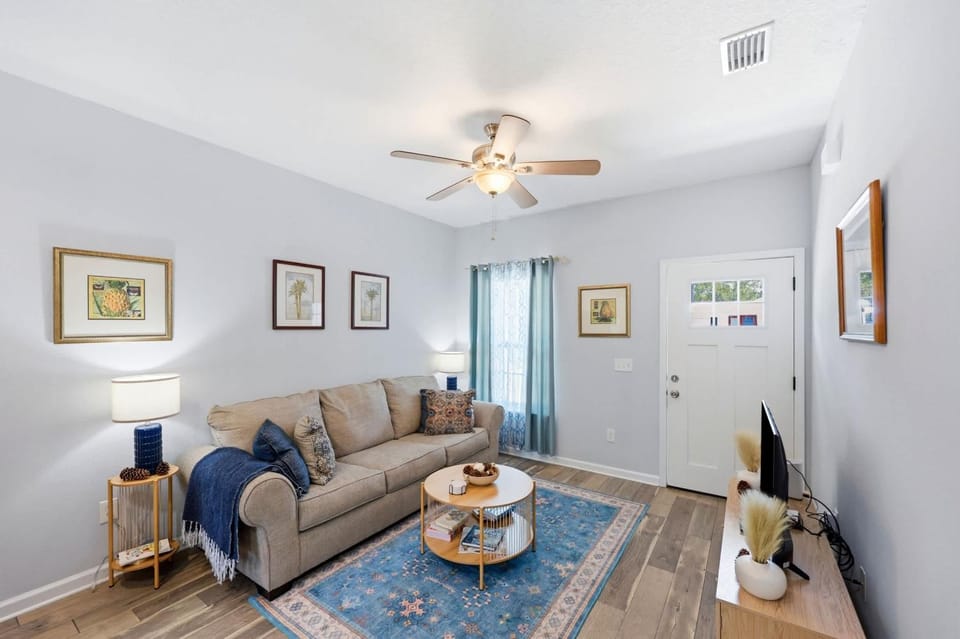 Among the Palms Cottage and Close to downtown House in Florida