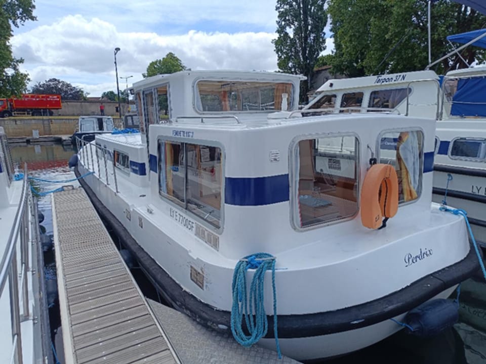 Pénichette vintage sur l'eau - 6 pers. - API-1-46-40 Docked boat in Cognac