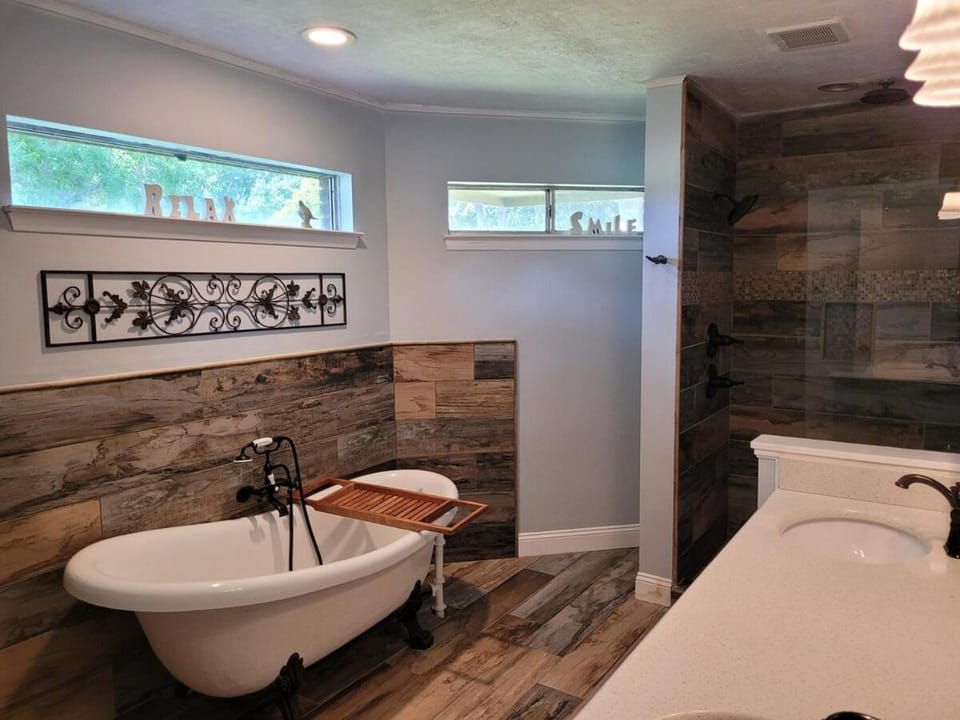 3BR Shalimar Retreat Minutes from the Beach Apartment in Lake Lorraine