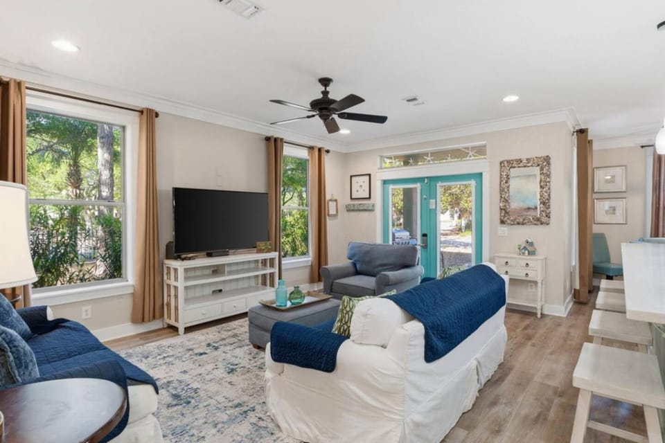 Communal lounge/ TV room, TV and multimedia, Living room, Seating area, Evening entertainment
