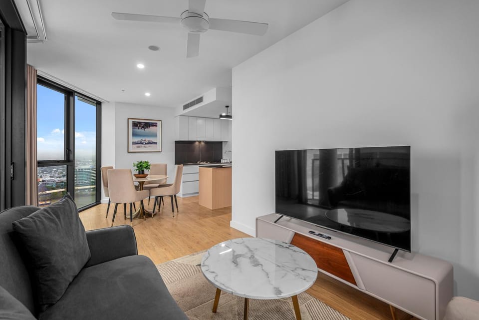 Stunning River & Mountain Views with 2BR, Pool & Gym Apartment in Brisbane City