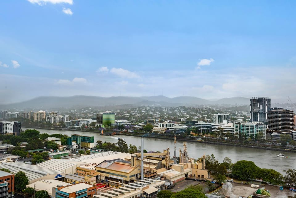 Stunning River & Mountain Views with 2BR, Pool & Gym Apartment in Brisbane City