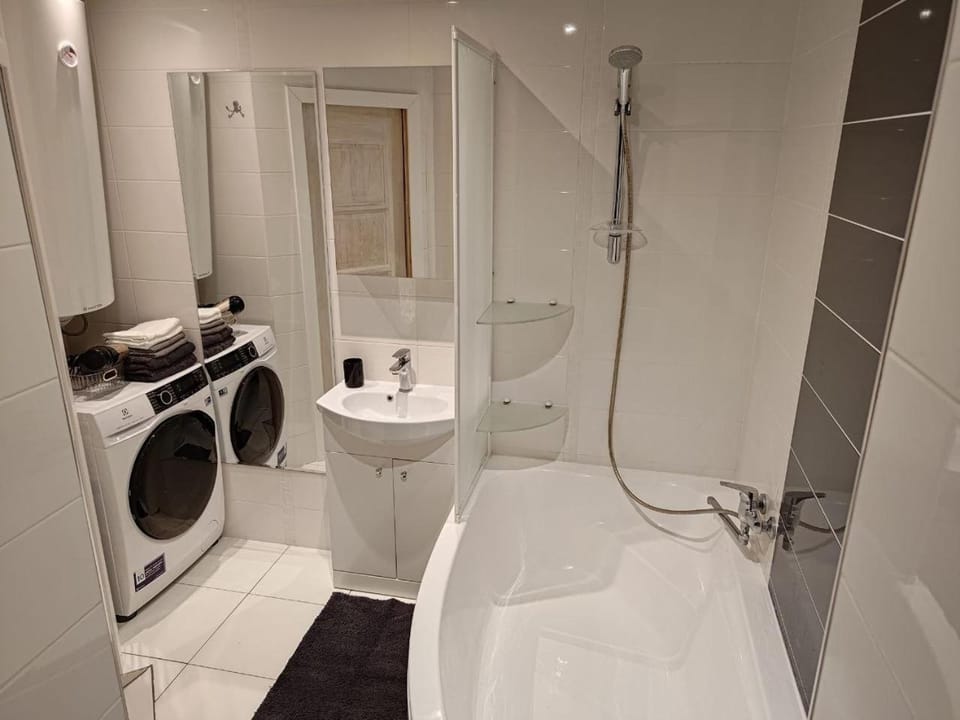 Shower, Toilet, Bath, washing machine, dryer